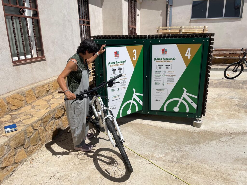 El sistema instalado en Borobia (Soria) permite disponer del servicio público de e-bikes municipales.