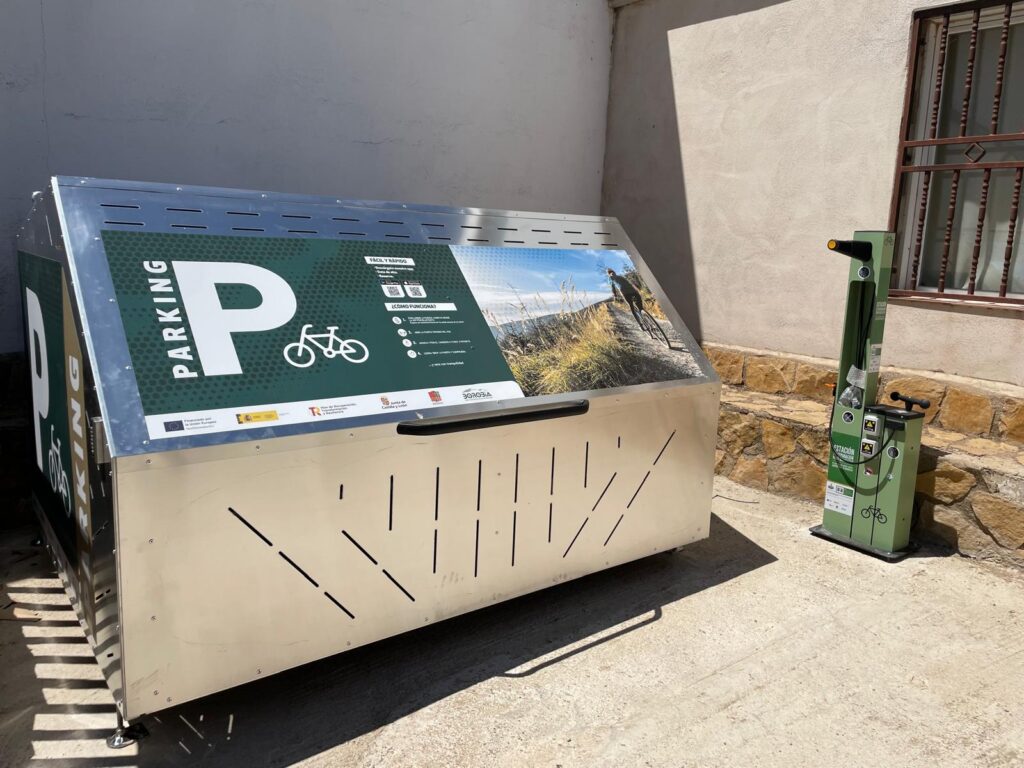 El bicihangar en vía pública de Borobia (Soria) incluye un tótem con herramientas básicas para pequeñas reparaciones y ajustes.